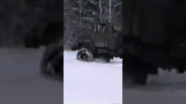 КрАЗ-260В прёт по снежной целине. Звучит «свистун» — ЯМЗ-238 с турбонаддувом смотреть онлайн