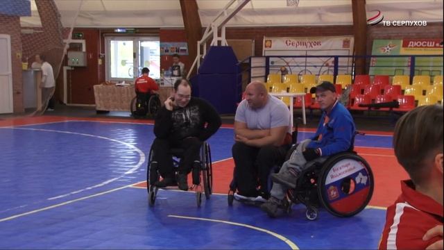 Спортсмены из 13 регионов страны приехали в Серпухов на чемпионат по пауэрлифтингу смотреть онлайн