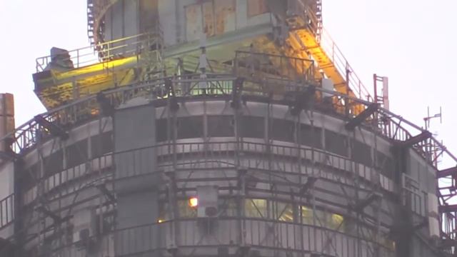 На останкинской башне порвался флаг немного... смотреть онлайн