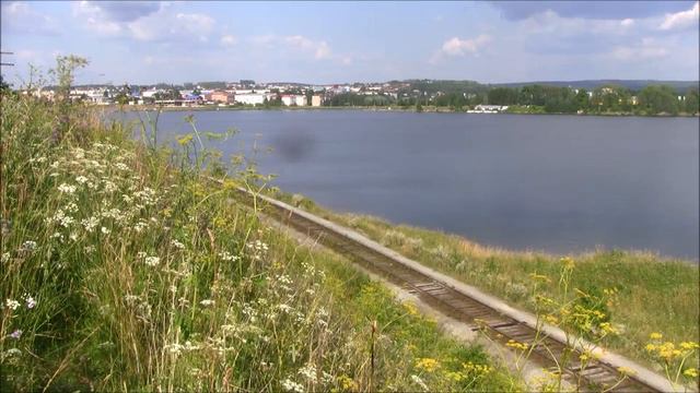 Тепловоз ТЭМ18Д-055 с пригородным поездом, перегон Лысьва - Невидимка, Пермский Край. смотреть онлайн