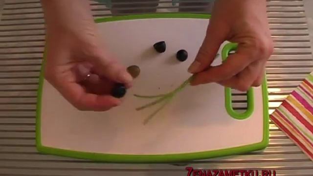 Украшение для блюд: желуди из оливок