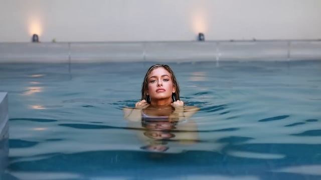 Hannah Palmer's White Top Is No Match for the Swimming Pool! смотреть онлайн