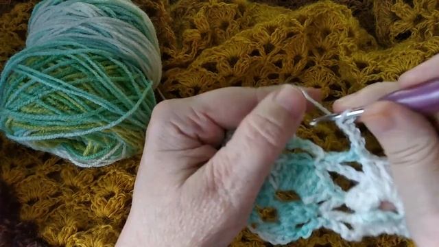 Косынка крючком из остатков пряжи по простой схеме. смотреть онлайн