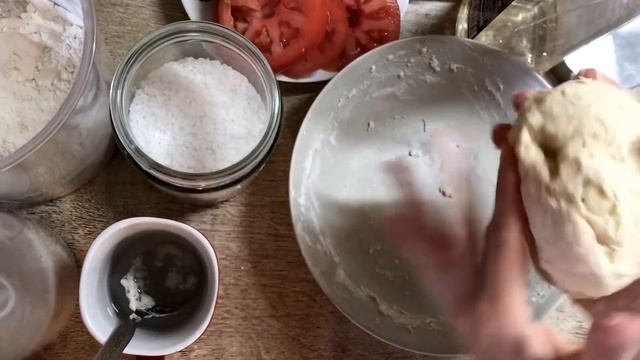 Тесто для пиццы за 15 минут.  Пицца с помидорами, оливками и сыром фета. Pizza dough in 15 minutes. смотреть онлайн
