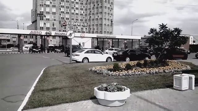 BMW e60, белая бмв, пятерка на 128 стиле R18 в движении, смотреть онлайн