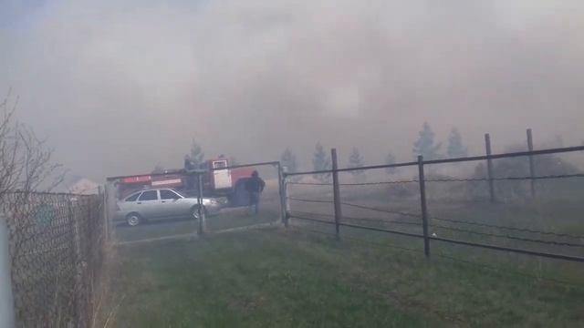 Пожар. Горит поле. Огонь около дома. Самарская область смотреть онлайн