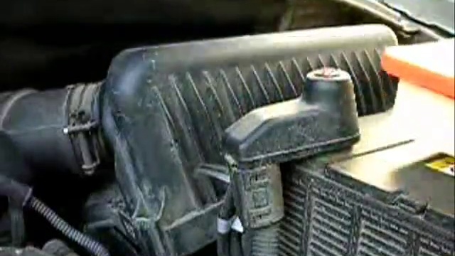 Замена воздушного фильтра двигателя Hyundai Getz смотреть онлайн
