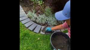 Выложила сама бордюры из клинкерного кирпича! Весь процесс за 30 секунд!