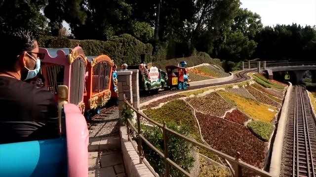 Disneyland ATTRACTION GUIDE - 2023 - All Rides + Shows - Anaheim, California