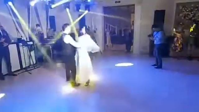 Очень эмоциональный танец!Первый танец жениха и невесты. смотреть онлайн