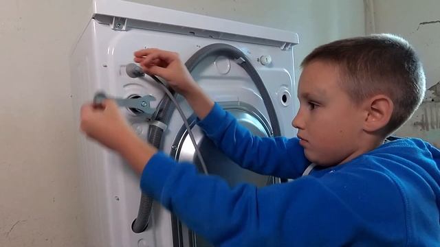 ✅ Почему прыгает новая стиральная машина Как снять транспортировочные болты (4 болта)