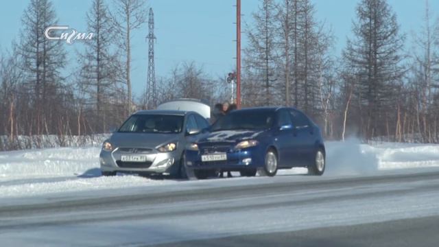 Хрупкая девушка на дороге смотреть онлайн