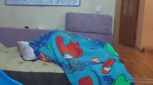 Выполняю задания и снимаю с себя элемент одежды