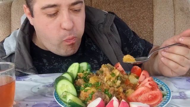 Мукбанг. МЯСО С КАРТОШКОЙ НА КОСТРЕ. смотреть онлайн