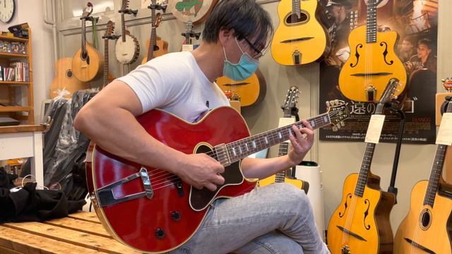 Denis Chang plays Stringphonic 2022 prototype archtop guitar, 100% acoustic sound смотреть онлайн