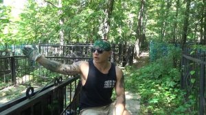 Уборщик заброшенных могил.Старое закрытое кладбище. Убрал две могилы. (на могиле поднялась земля)