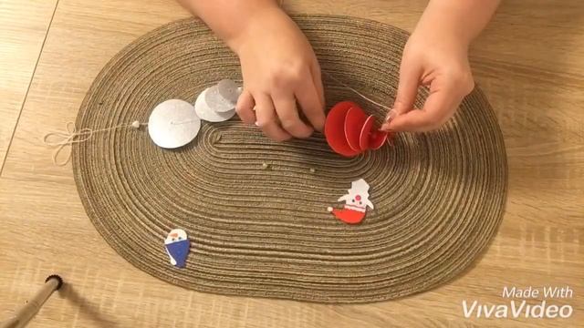 Новогодняя гирлянда Дед Мороз,снеговик,ёлка из картона,бусин смотреть онлайн