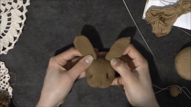 Вязаные крючком зайцы в одежде английского стиля. смотреть онлайн