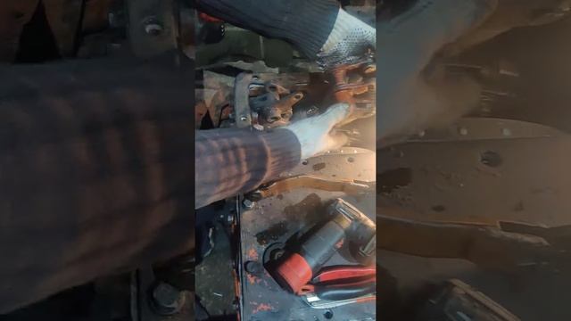 ДТ-75.Установка тяг фрикционов,понятная конструкция. смотреть онлайн