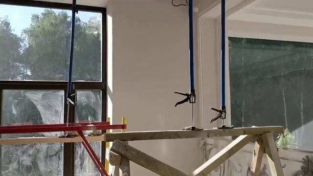 Зеркальный потолок, потолок помещения изготовлен из влагостойкого зеркала серебро смотреть онлайн