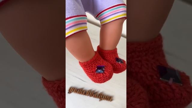 Вязаные пинетки для куклы Бэби Борн.Knitted booties for Baby Born doll. смотреть онлайн