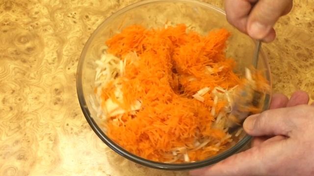 Морковный салат  с чесноком, яблоками и майонезом