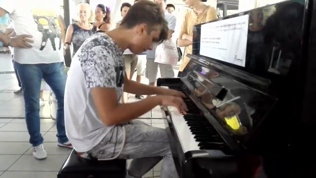 Alan Walker - Faded - Fast Street Piano Cover - at Naples Central station смотреть онлайн
