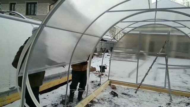 Монтаж теплицы с открывающейся крышей. У теплицы на зиму открывается крыша, снег теперь не страшен! смотреть онлайн