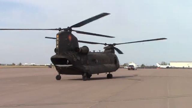 US Army Boeing CH-47 Chinook taxiing, Westheimer Aiport, Norman, Oklahoma смотреть онлайн