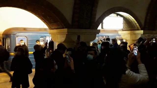 Празднование Юбилея киевского метрополитена на станции ЗОЛОТЫЕ ВОРОТА / световой эффект ночного ре смотреть онлайн
