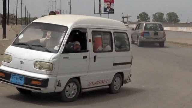 Civilians fleeing from port city Hodeidah, Yemen смотреть онлайн