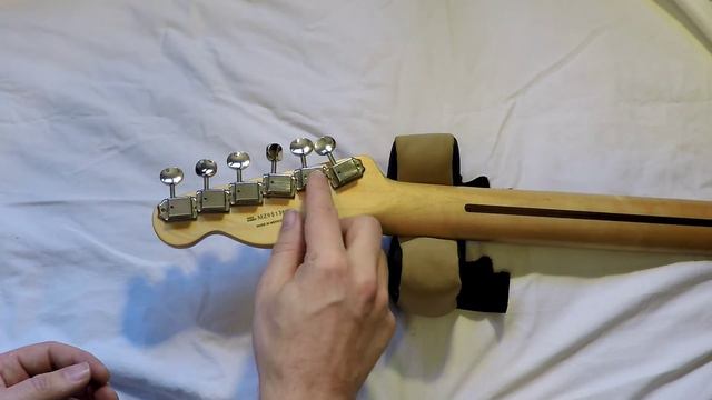 Fender Vintage Tuning Machine Installation смотреть онлайн