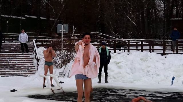 Впервые ныряю в прорубь. Как стать моржом? #100дел 2/100 смотреть онлайн