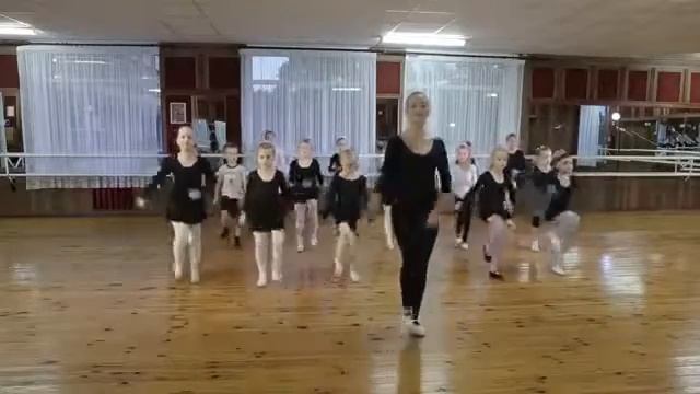 Танец-игра "Крокодильчик просто класс!" Канал "Детские танцы и песни" смотреть онлайн