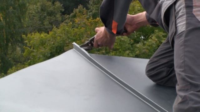 Как производится монтаж металлических листов фальцевой кровли, вы всё видите своими глазами смотреть онлайн