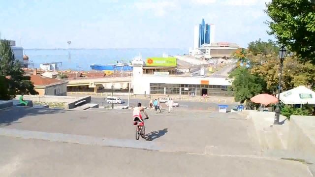 Одесса 26.07.2014. Спуск экстремала на велосипеде с Потёмкинской лестницы. Дубль 3 . смотреть онлайн