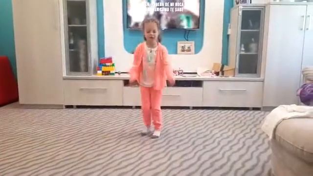 Милашка зажигает под Despacito Luis Fonsi смотреть онлайн