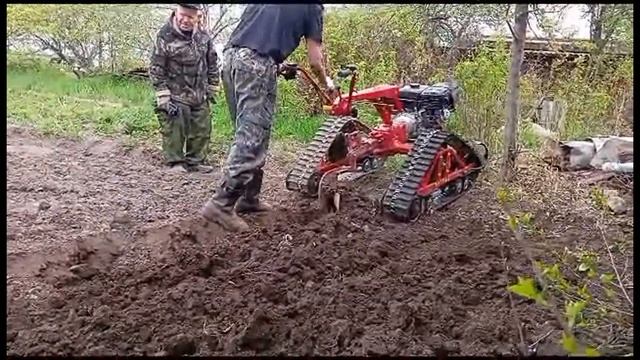 Вспашка огорода плугом на мотоблоке с гусеницами Крутец смотреть онлайн