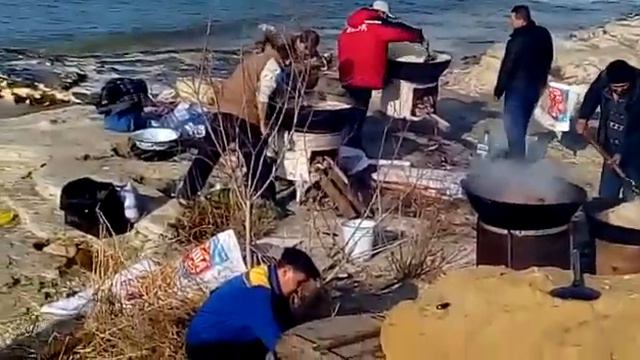 Приготовление еды на Наурыз на берегу Каспийского моря смотреть онлайн