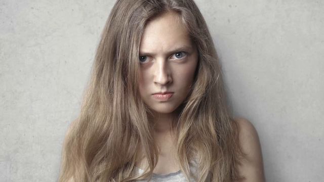 Девушку "встретили" в парке хулиганы, а потом еще и заявили на нее, но на суде она всех шокировала смотреть онлайн