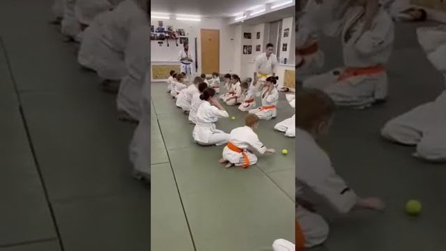 Приходите на наше каратэ там очень круто смотрите какие у нас игры. смотреть онлайн