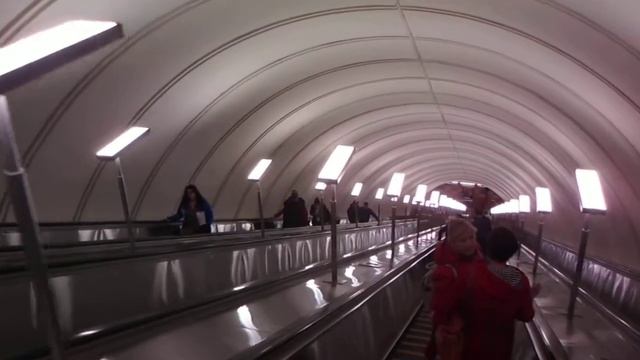 Самый длинный эскалатор на самой глубокой станции метро в Москве смотреть онлайн