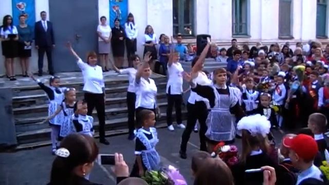 1 сентября школа №5 г.Реж (флешмоб родителей и детей) смотреть онлайн