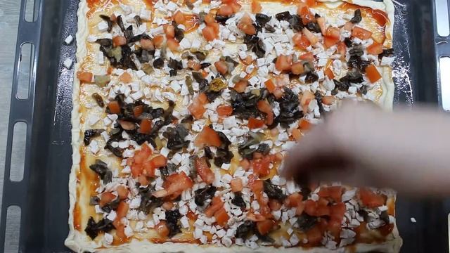 Вкусная пицца из слоеного теста за 30 минут / Готовим пиццу из слоеного теста с грибами и курицей смотреть онлайн
