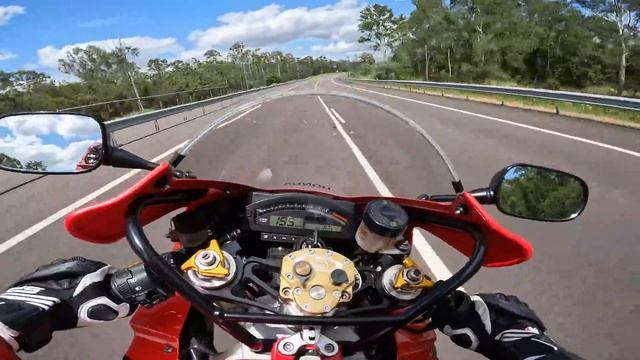 Who said a 23 year old bike was slow??? Honda VTR1000 SP1 on fire!!! also SP2/RC51 fans in 4K UHD смотреть онлайн