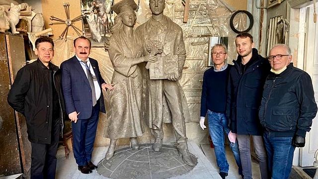 История создания и установки скульптурной композиции «Выпускники»