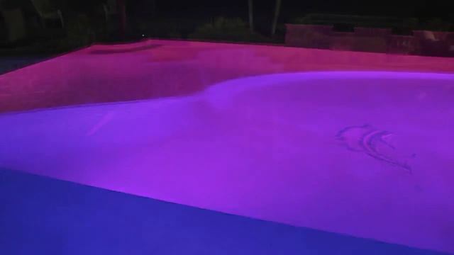 Демонстрация работы освещения Hayward Universal ColorLogic в бассейне смотреть онлайн