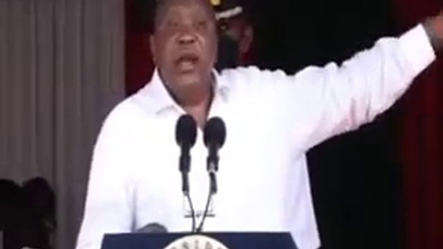 Mimi Sina shida na mtu yeyote. Uhuru Kenyatta roars in Mombasa смотреть онлайн