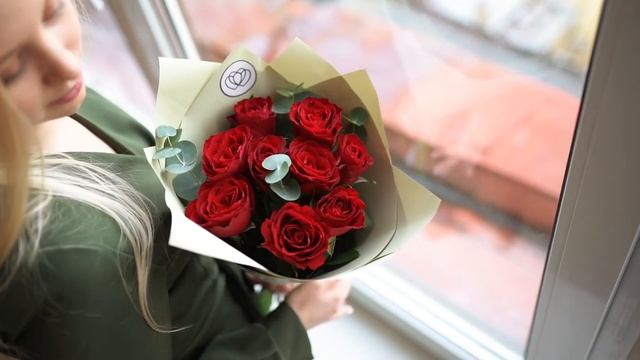 Букет из 9 красных роз Кения Standart с эвкалиптом смотреть онлайн