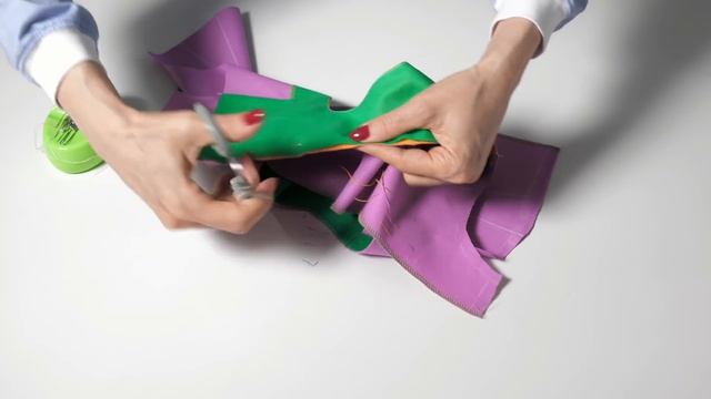 Как лучше всего обработать кокетку и треугольную горловину со складкой?